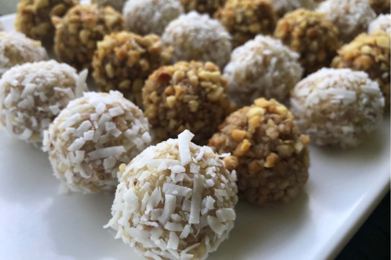 Mavie Work - einfache Diätrezepte 14 - Blog Wenn du gerne zwischendurch snackst aber trotzdem abnehmen möchtest, dann sind Pekannuss/ Kokos-Karamell-Kugeln genau perfekt für dich. Shutterstock.com / Joanna Szypulska