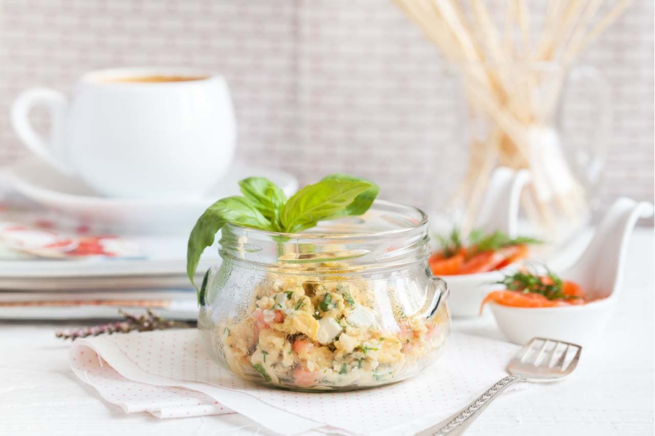 Mavie Work - einfache Diätrezepte 7 - Blog Ein Rührei mit Pumpernickel im Glas ist optimal, wenn es morgens schnell gehen muss und man das Frühstück mitnehmen muss. Shutterstock.com / Fiery Phoenix