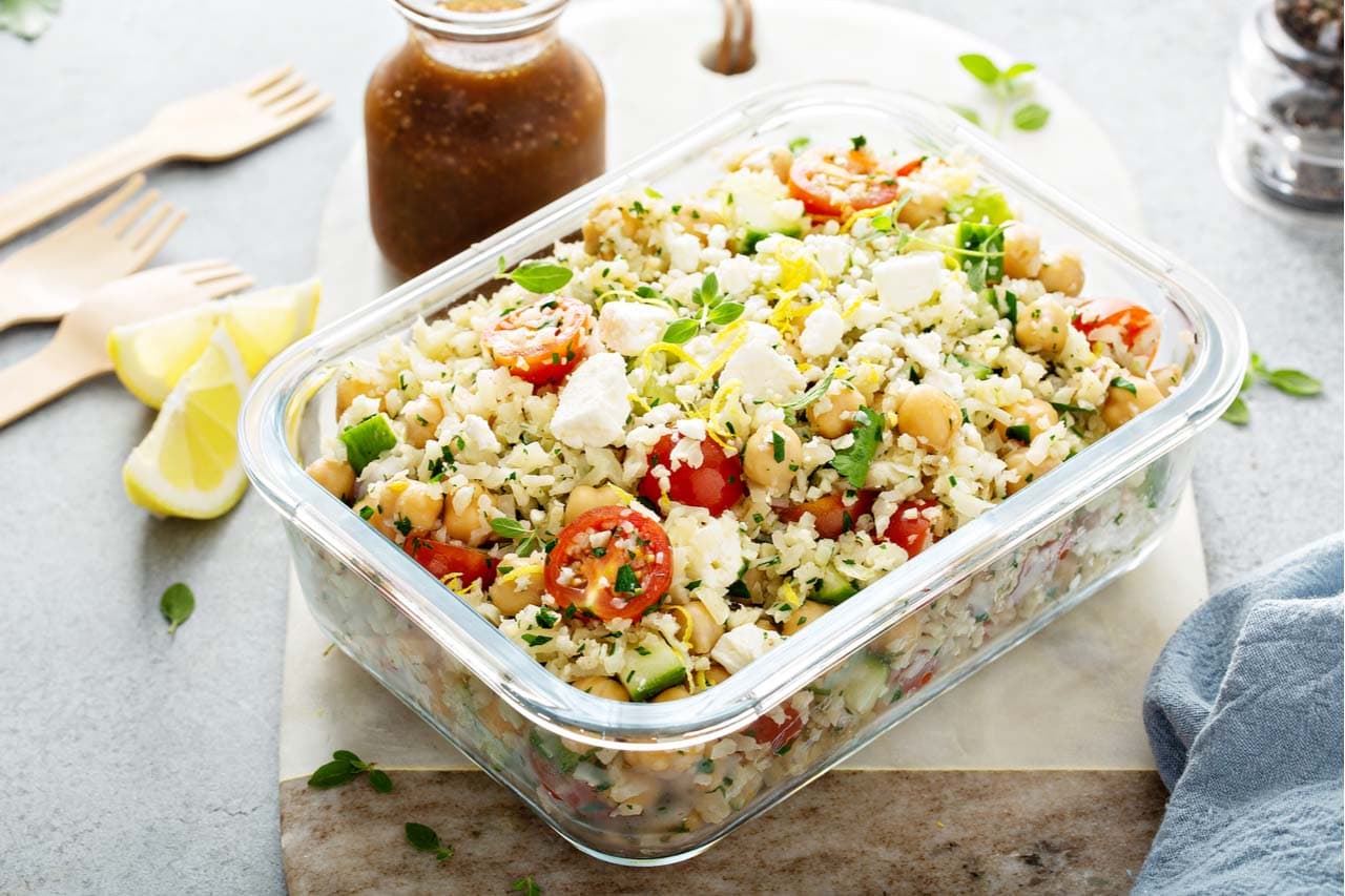 Mavie Work - einfache Diätrezepte 19 - Blog Durch den Feta und die Avocado hat die Regenbogen-Hirtenkäse-Schale nicht nur viele Proteine, sondern auch viele gesunde Fette. Shutterstock.com / Elena Veselova