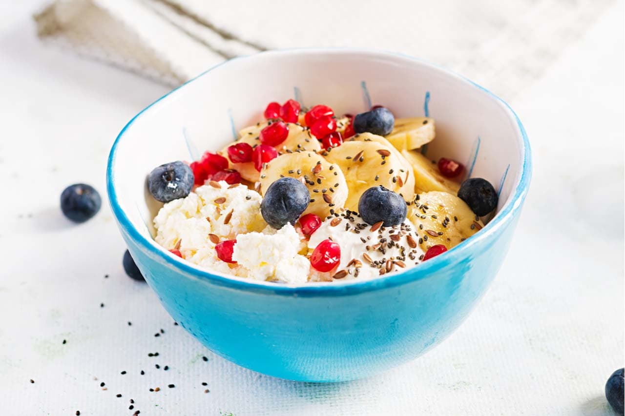 Mavie Work - einfache Diätrezepte 11 - Blog Den Frucht-Cocktail auf einer Joghurt-Creme kann man mit seinen Lieblingsfrüchten kombinieren. Somit hat man immer Abwechslung. Shutterstock.com / Timolina